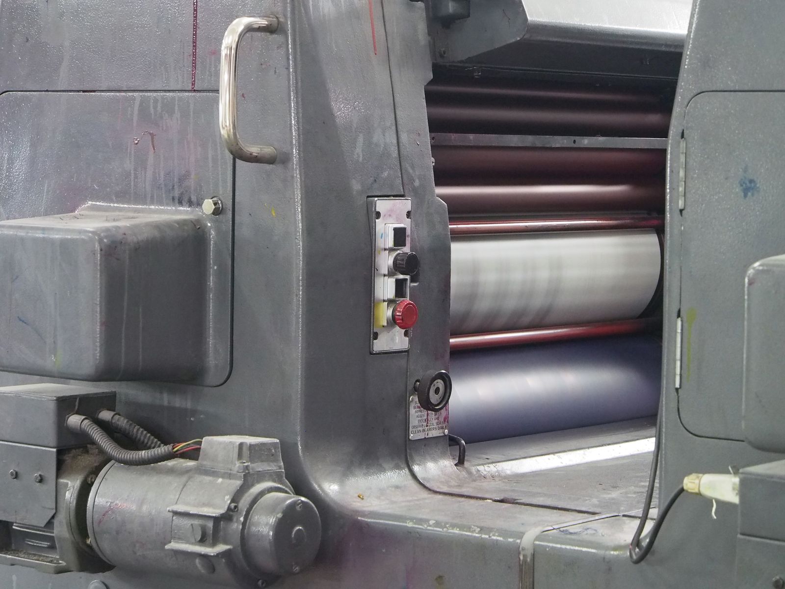 the offset printing press run the offset printing press run